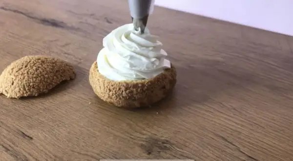 Garnissage d'une religieuse avec une délicieuse crème mascarpone vanille pour génoise.