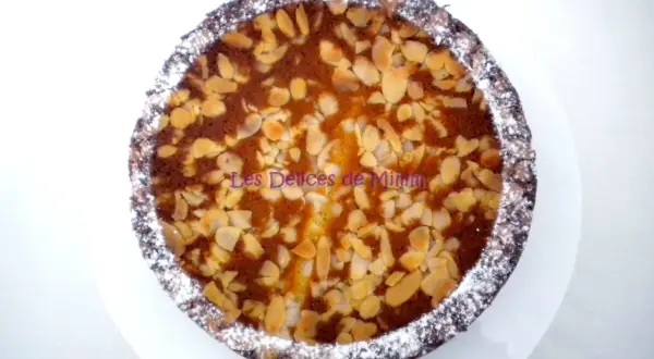 Gâteau aux amandes, une délicieuse recette de pain de gênes. Saupoudré de sucre glace, il est prêt à être dégusté.