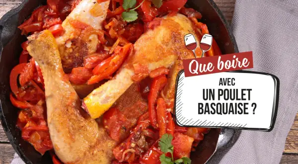Un plat appétissant de poulet basquaise mijoté avec des poivrons rouges et des tomates. La question se pose : quel vin avec poulet basquaise ?