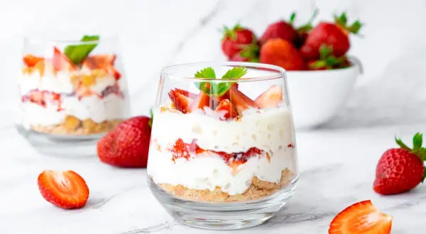 Un délicieux dessert en verrine, un trifle crémeux aux fraises et à la menthe, parfait pour un goûter gourmand.
