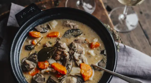 Un réconfortant pot-au-feu crémeux avec des carottes et des champignons, parfait pour un accord vin.