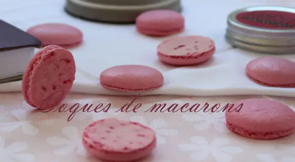 Coques roses de macarons, prêtes pour une recette gourmande.