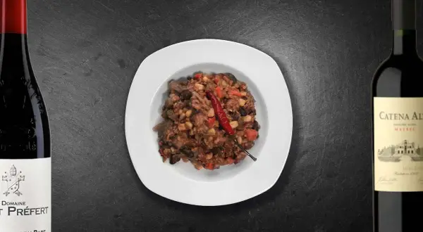 Chili con carne épicé avec deux bouteilles de vin rouge. Quel vin avec chili con carne ? Un Malbec ou un Châteauneuf-du-Pape.