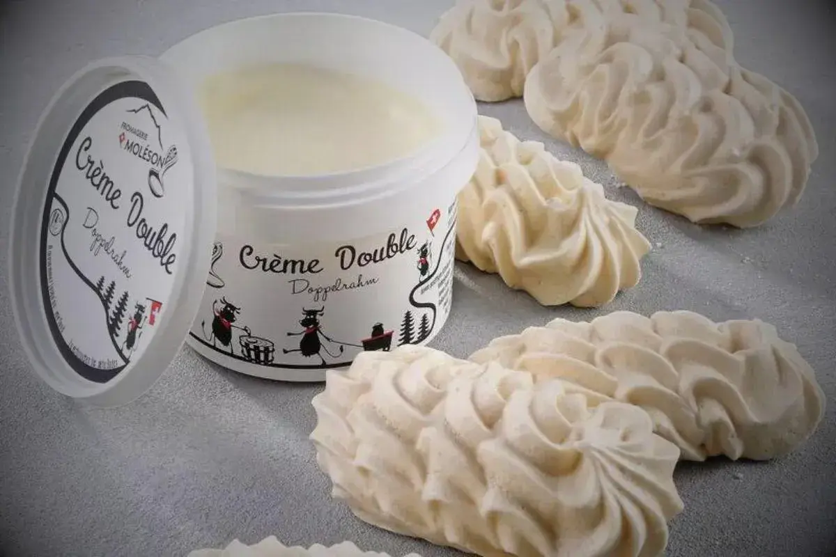 Douceur aérienne : des meringues suisses parfaites accompagnent un pot de crème double Moleson.