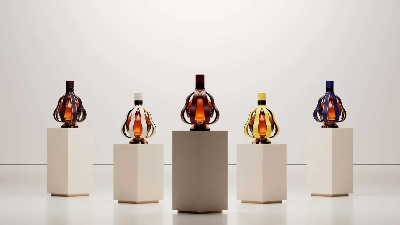 Cinq bouteilles de vin aux formes originales, aux couleurs vives, présentées sur des socles. Une nouvelle tendance vin qui allie art et dégustation.