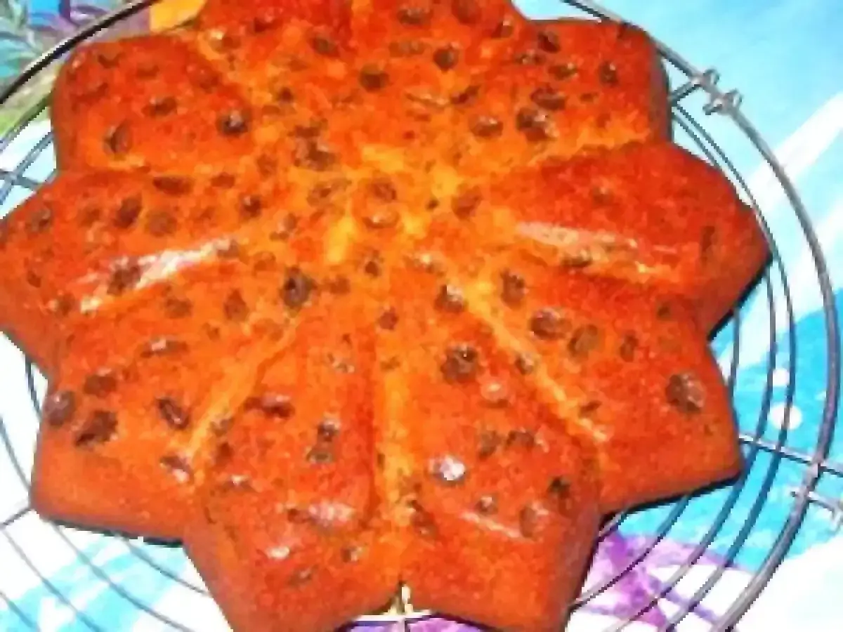 Un délicieux gâteau à la bière en forme d'étoile, parsemé de raisins secs, refroidit sur une grille.