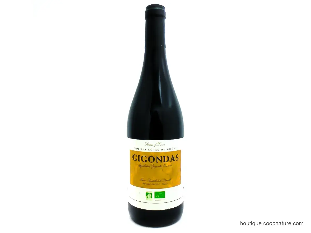 Bouteille de vin rouge Gigondas, cru des Côtes du Rhône, sur fond blanc.