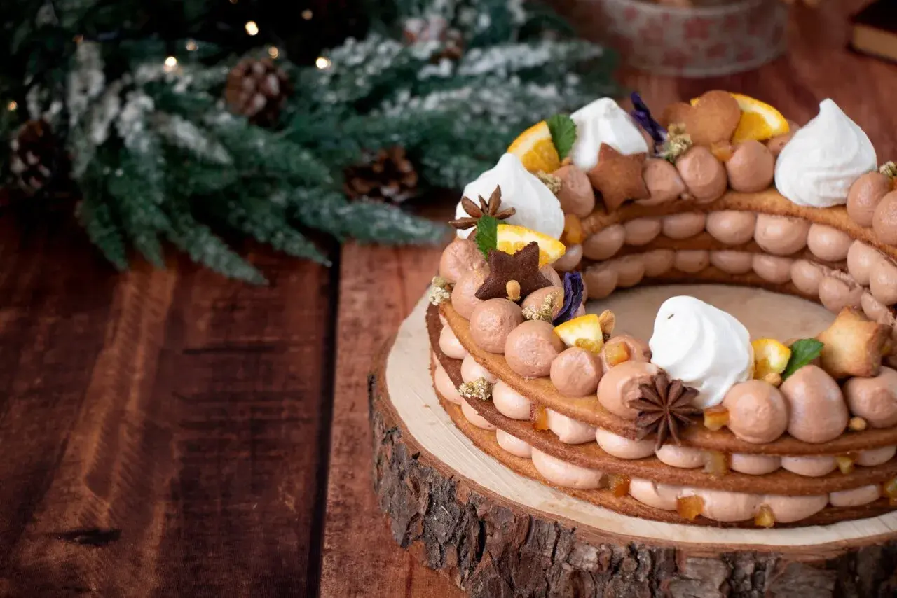 Un magnifique dessert de noël facile et rapide, en forme de couronne, garni de crème au chocolat, de meringues et d'agrumes.