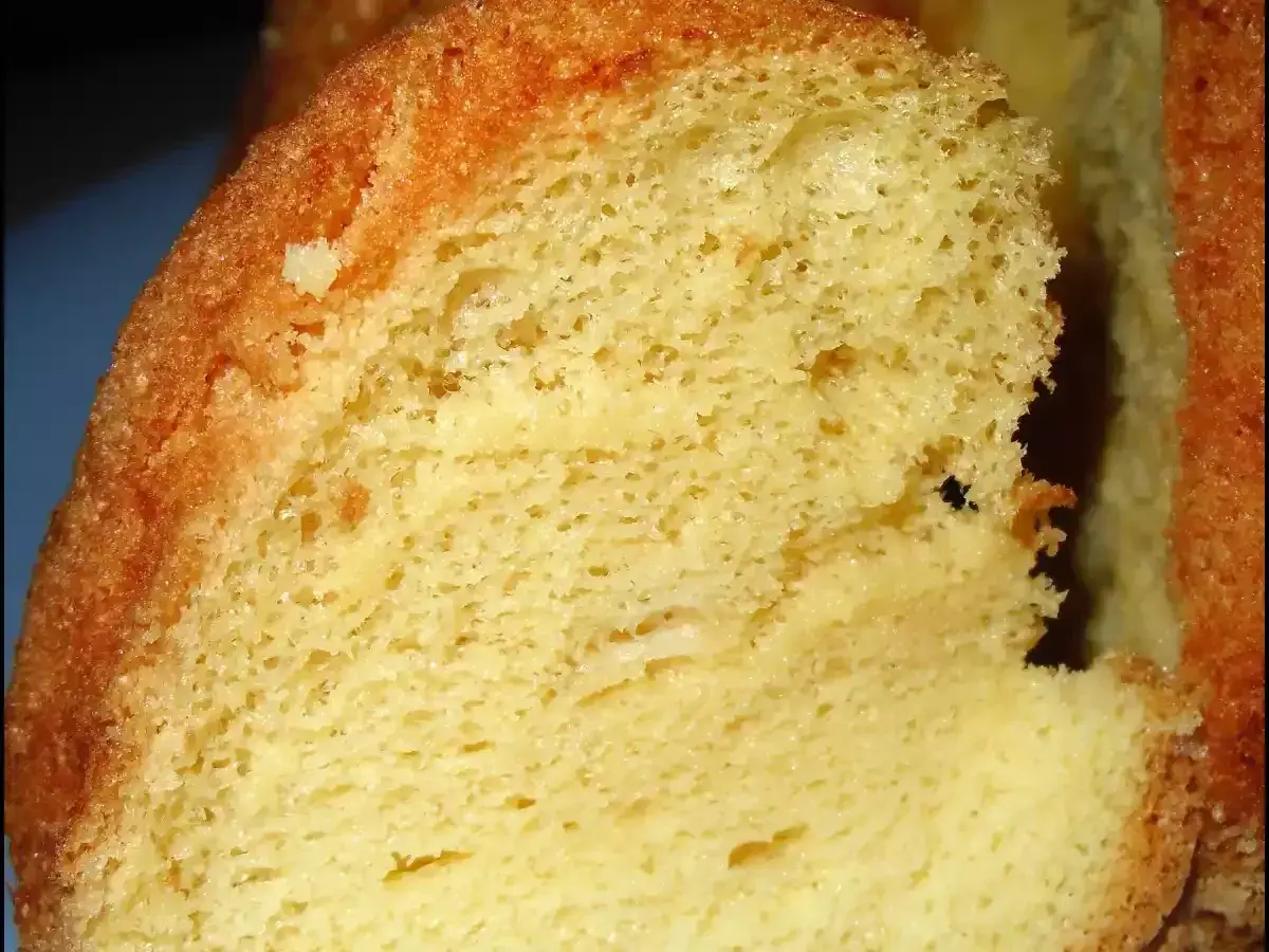 Texture aérienne d'un gâteau moelleux, parfait pour une recette de chiffon cake.