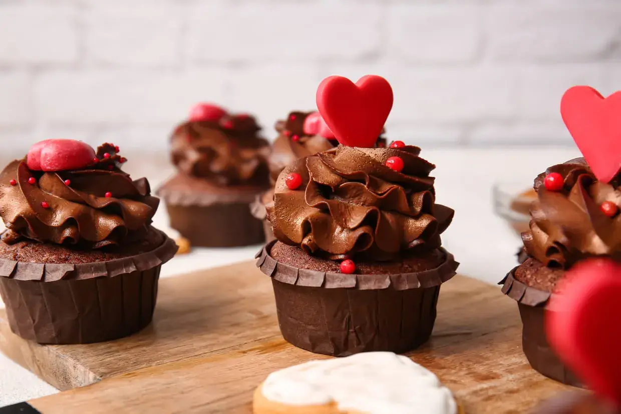 Gourmandes bouchées au chocolat, décorées de cœurs rouges et de perles, parfaites pour un dessert romantique facile.