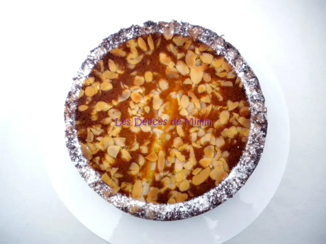 Gâteau aux amandes, une délicieuse recette de pain de gênes. Saupoudré de sucre glace, il est prêt à être dégusté.