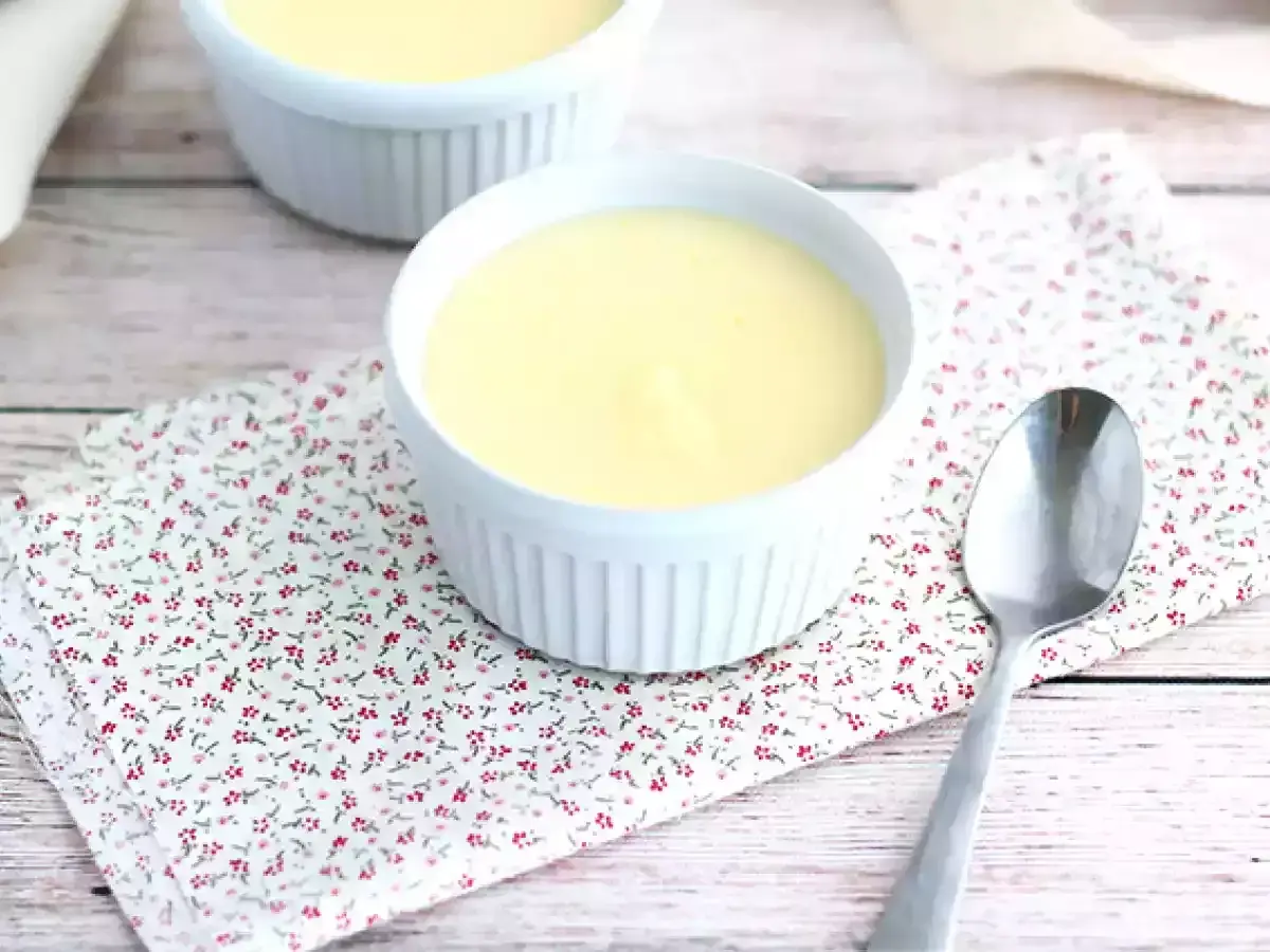 Deux ramequins de crème dessert rapide sans cuisson sur une serviette fleurie, avec une cuillère.