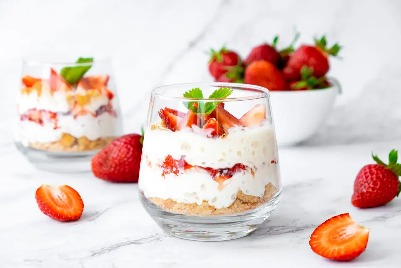Un délicieux dessert en verrine, un trifle crémeux aux fraises et à la menthe, parfait pour un goûter gourmand.