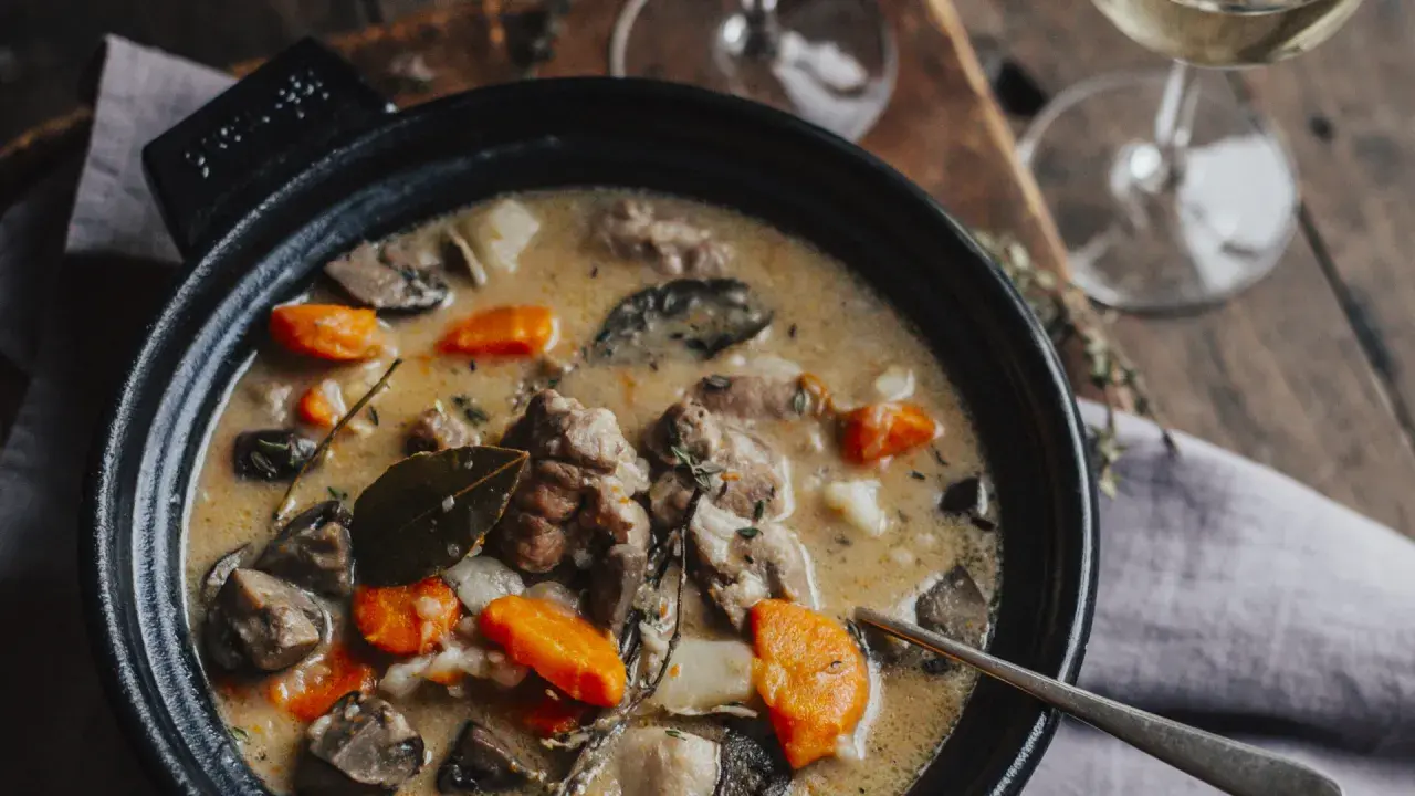 Un réconfortant pot-au-feu crémeux avec des carottes et des champignons, parfait pour un accord vin.