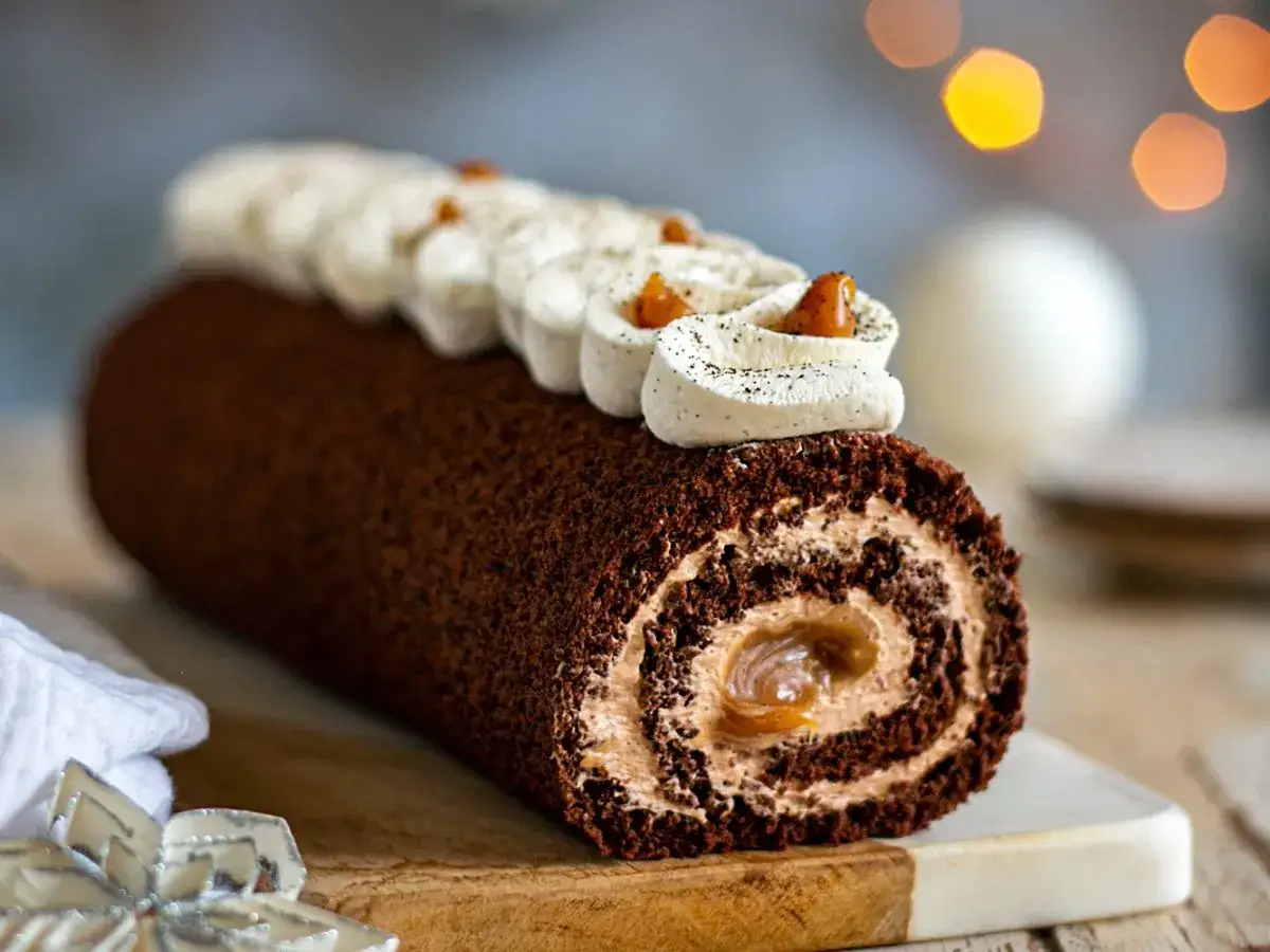 Bûche de Noël au chocolat, garnie de crème onctueuse et d'un cœur coulant. Une recette génoise bûche moelleuse parfaite pour les fêtes.