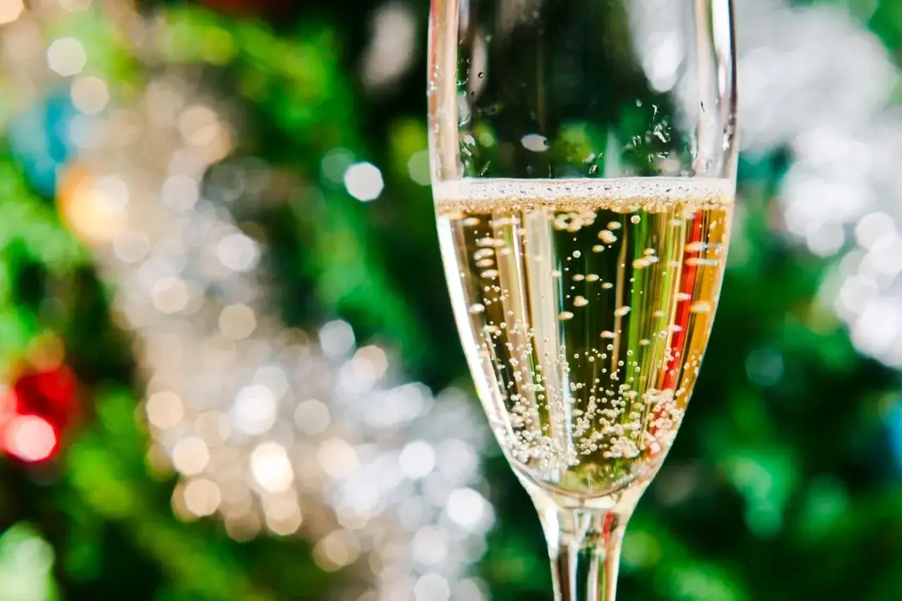 Un verre de champagne pétillant, parfait pour célébrer. Apprenez comment choisir un champagne pour vos fêtes.