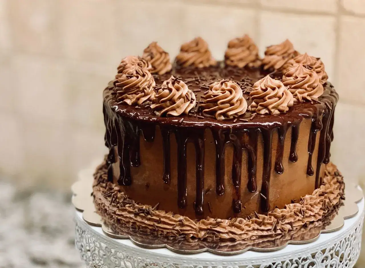 Gâteau au chocolat avec glaçage miroir et rosettes de crème au beurre. Quelle crème pour recouvrir un gâteau ? Celle-ci est parfaite !