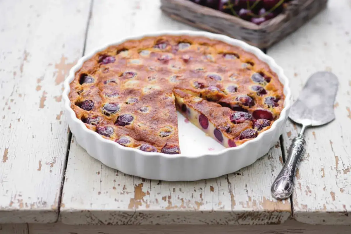 Un clafoutis aux cerises tout juste sorti du four, prêt à être dégusté. On peut faire un clafoutis la veille, il sera tout aussi délicieux le lendemain.