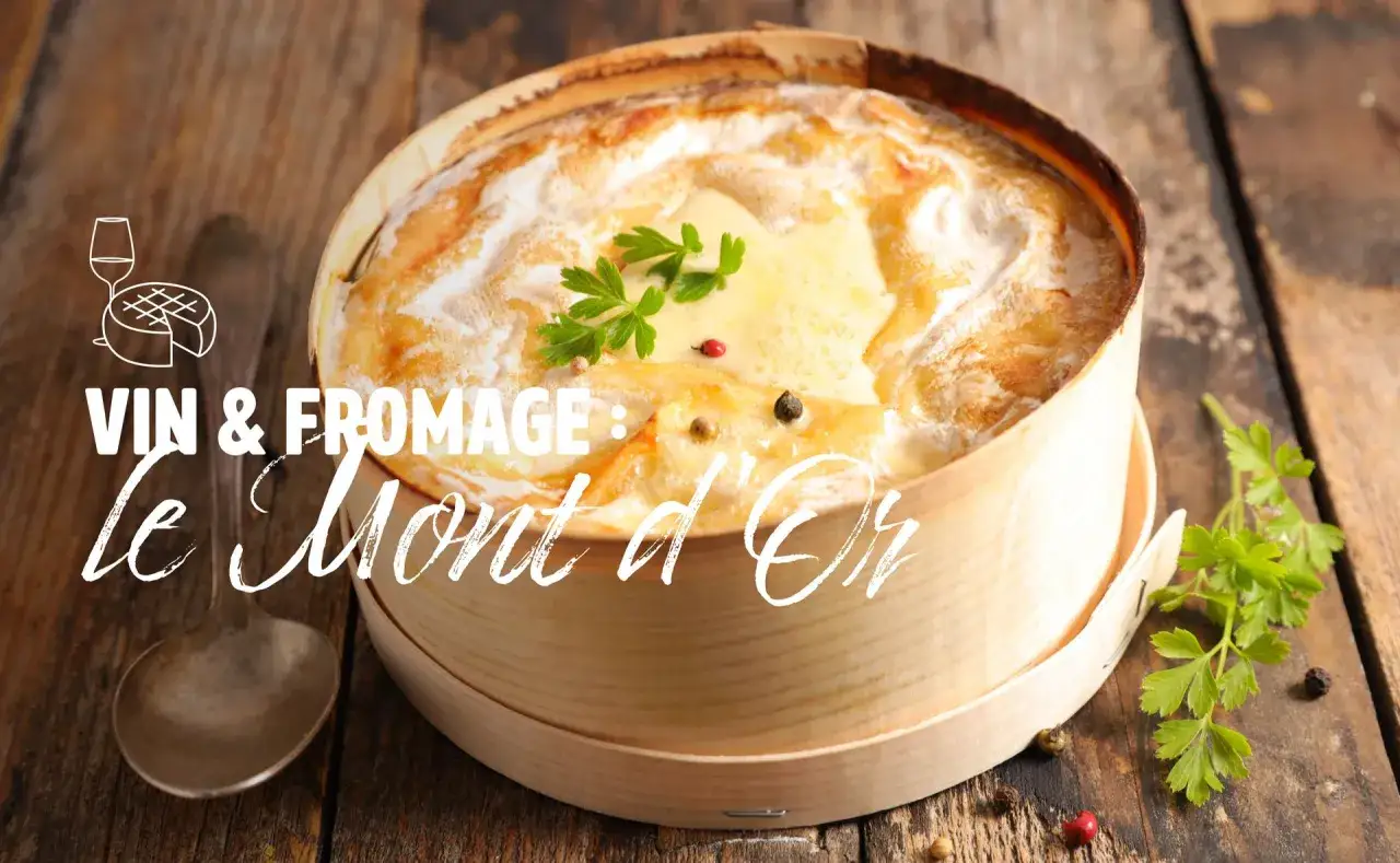Un fromage à pâte molle, le Mont d'Or, cuit dans sa boîte en bois, garni de persil et de grains de poivre. Parfait avec un vin blanc.