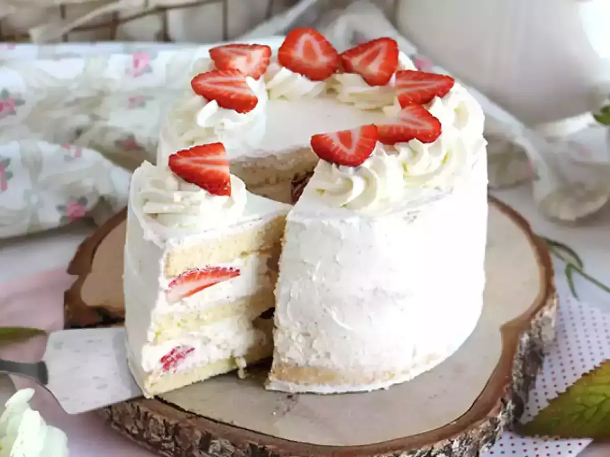 Gâteau aux fraises et crème mascarpone facile, avec des couches de génoise moelleuse et une garniture onctueuse.