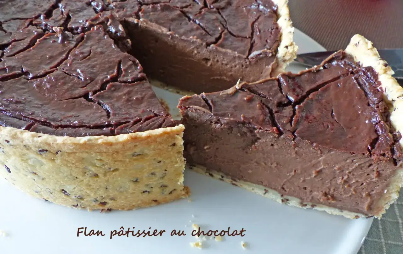 Un flan au chocolat onctueux, avec une croûte dorée et une garniture craquelée. Un délice à savourer !