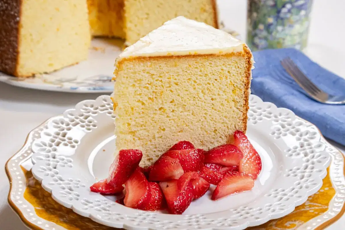 Tranche de gâteau chiffon aérien, garnie de fraises fraîches. Une recette de gâteau chiffon parfaite pour le dessert.