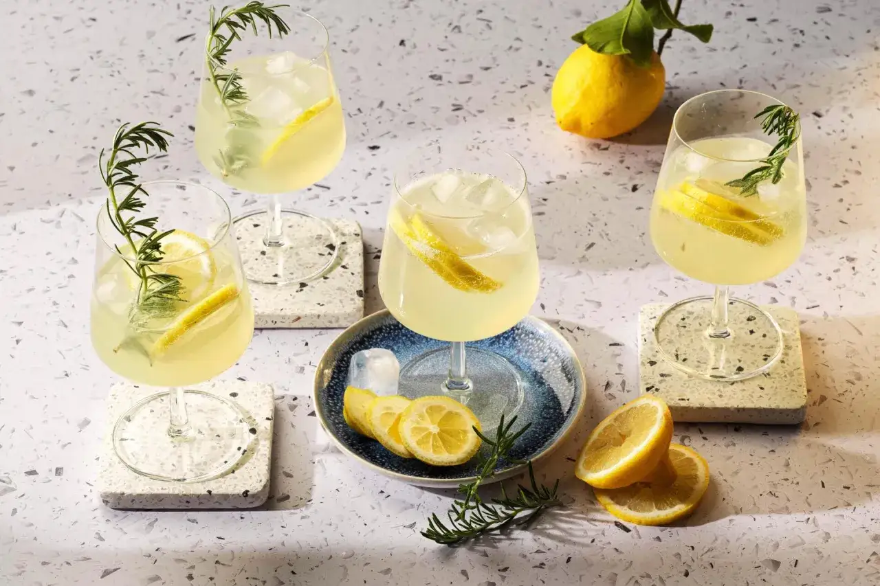 Cocktails rafraîchissants à base de limoncello, garniture de romarin et rondelles de citron. Une recette parfaite pour l'été.