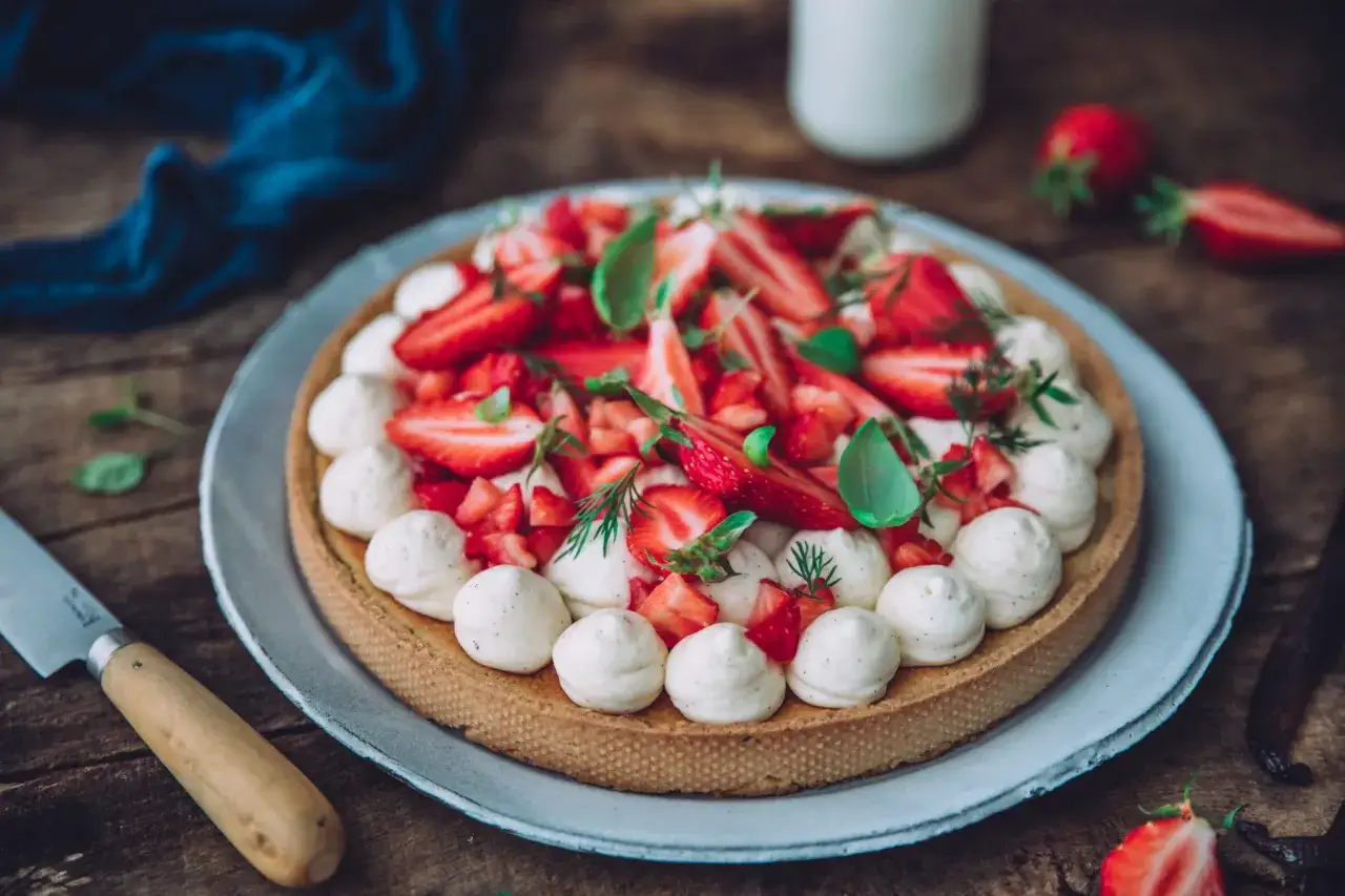 Tarte aux fraises et crème diplomate, une recette gourmande et fraîche.