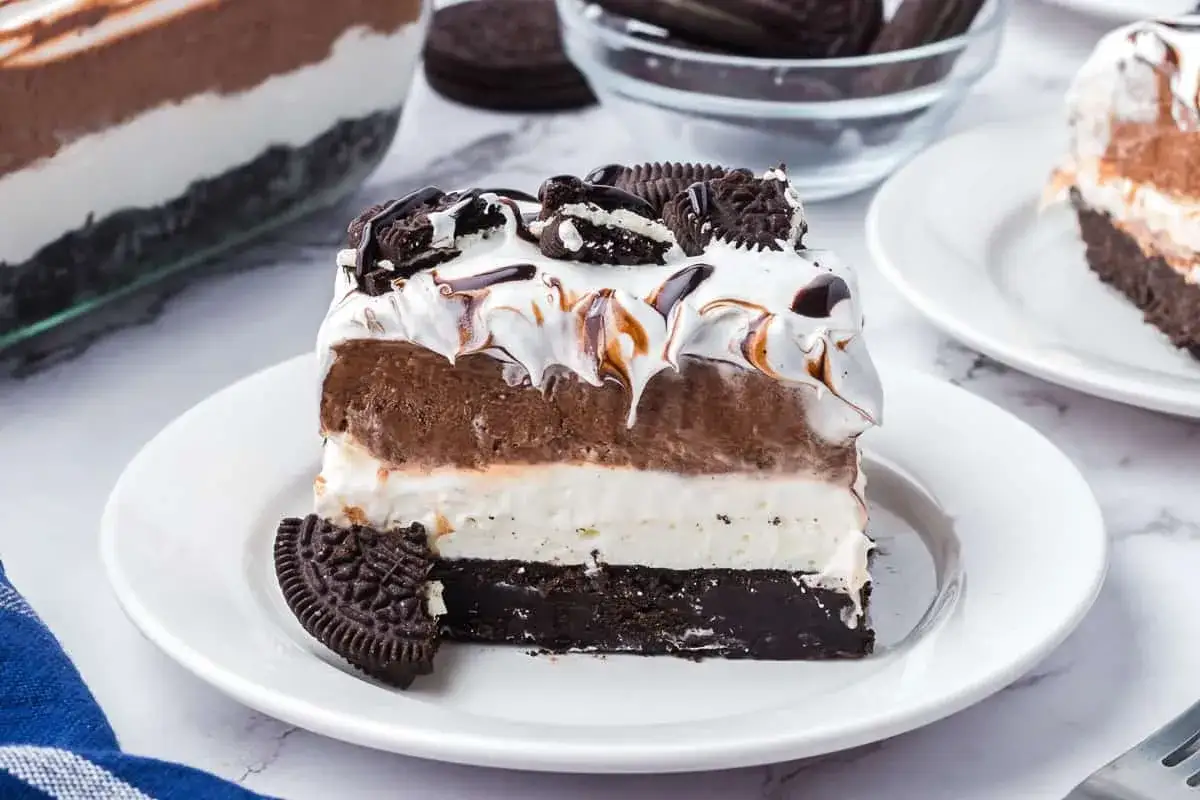 Gâteau en couches aux Oreo, avec crème fouettée, chocolat et biscuits émiettés. Un délice gourmand !