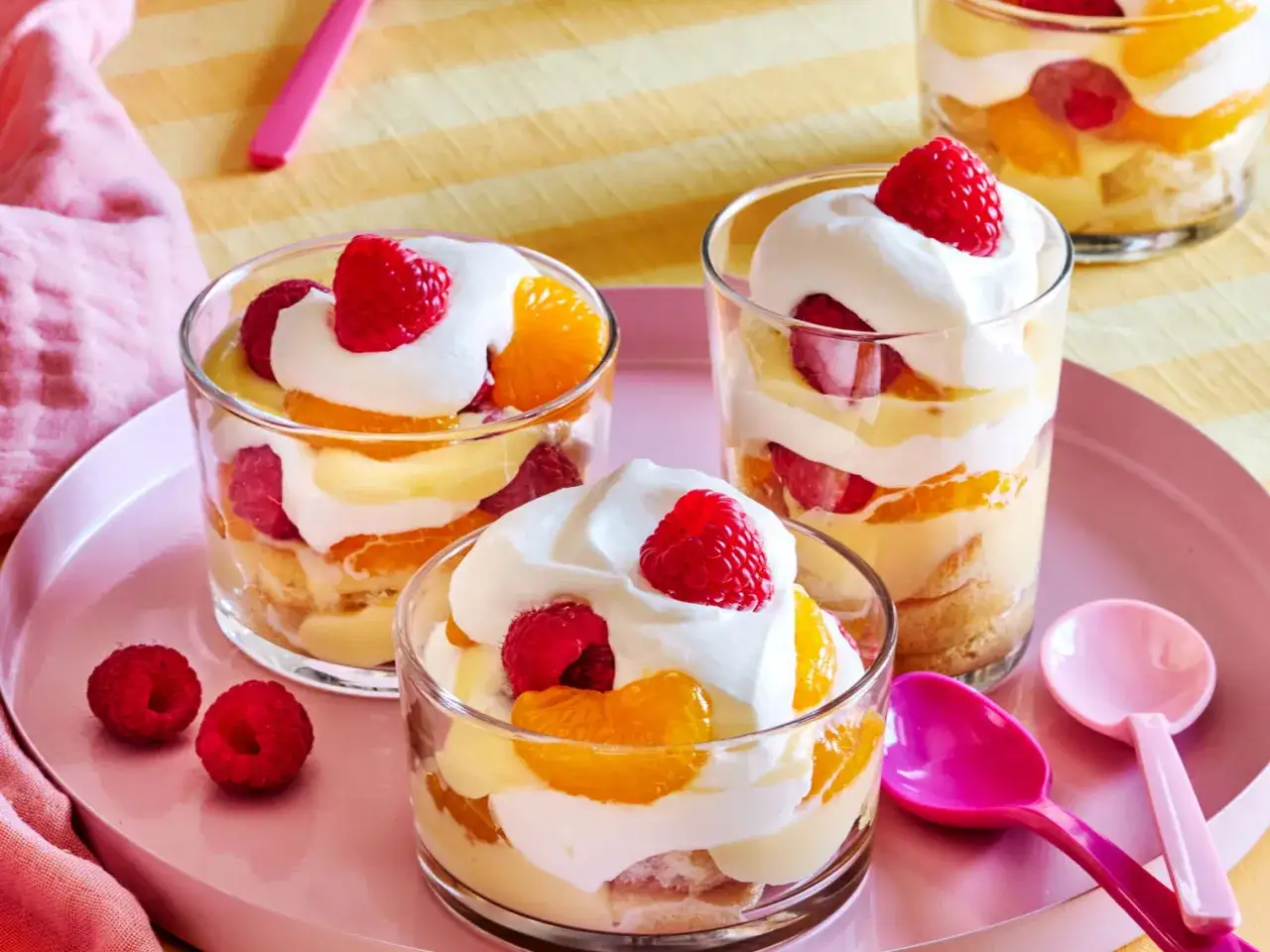 Crème dessert rapide sans cuisson : des verrines gourmandes aux fruits et chantilly, parfaites pour un goûter improvisé.