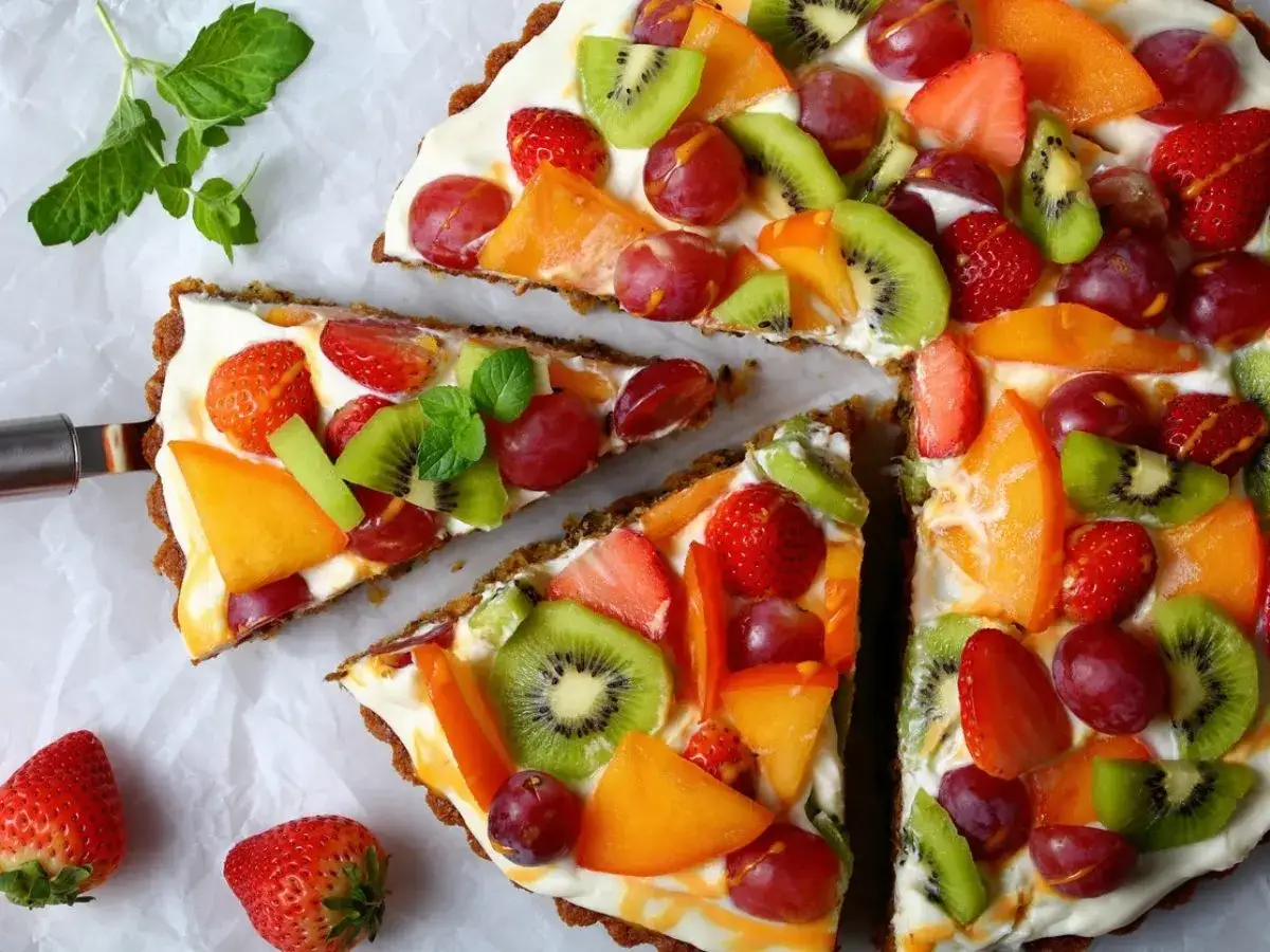 Tarte aux fruits frais sur une base croquante, garnie d'une onctueuse crème fouettée mascarpone. Fraises, kiwis, raisins et melon.