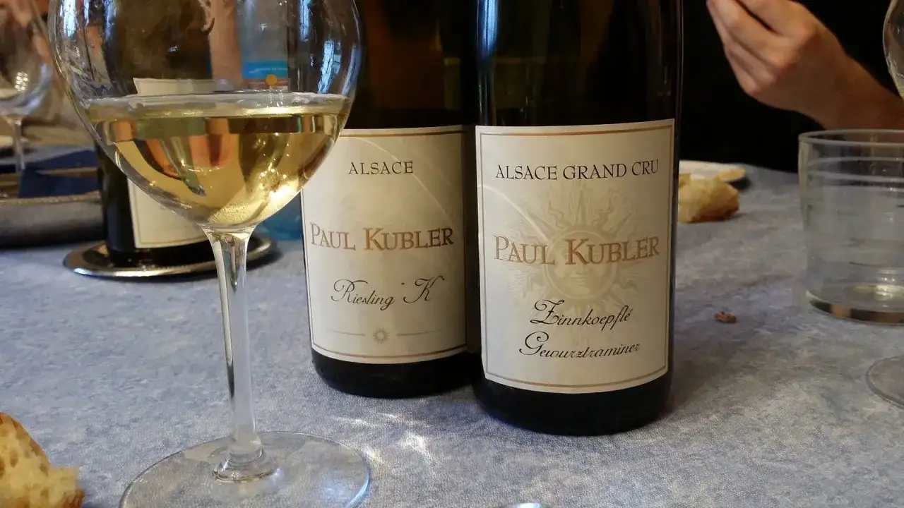 Verre de vin blanc d'Alsace, deux bouteilles Paul Kubler Riesling et Gewurztraminer. Quel vin pour la choucroute ?
