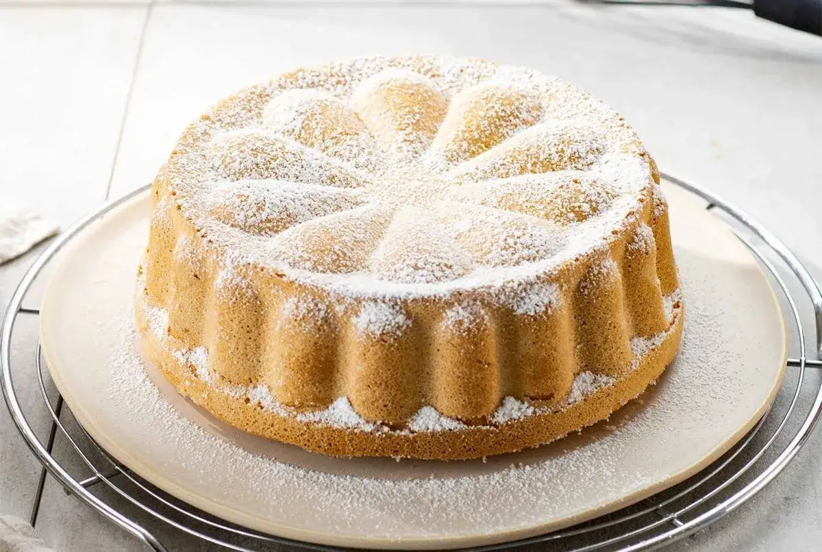 Gâteau de Savoie léger et aérien, parfait pour une recette gâteau de Savoie avec fécule. Saupoudré de sucre glace, il invite à la dégustation.
