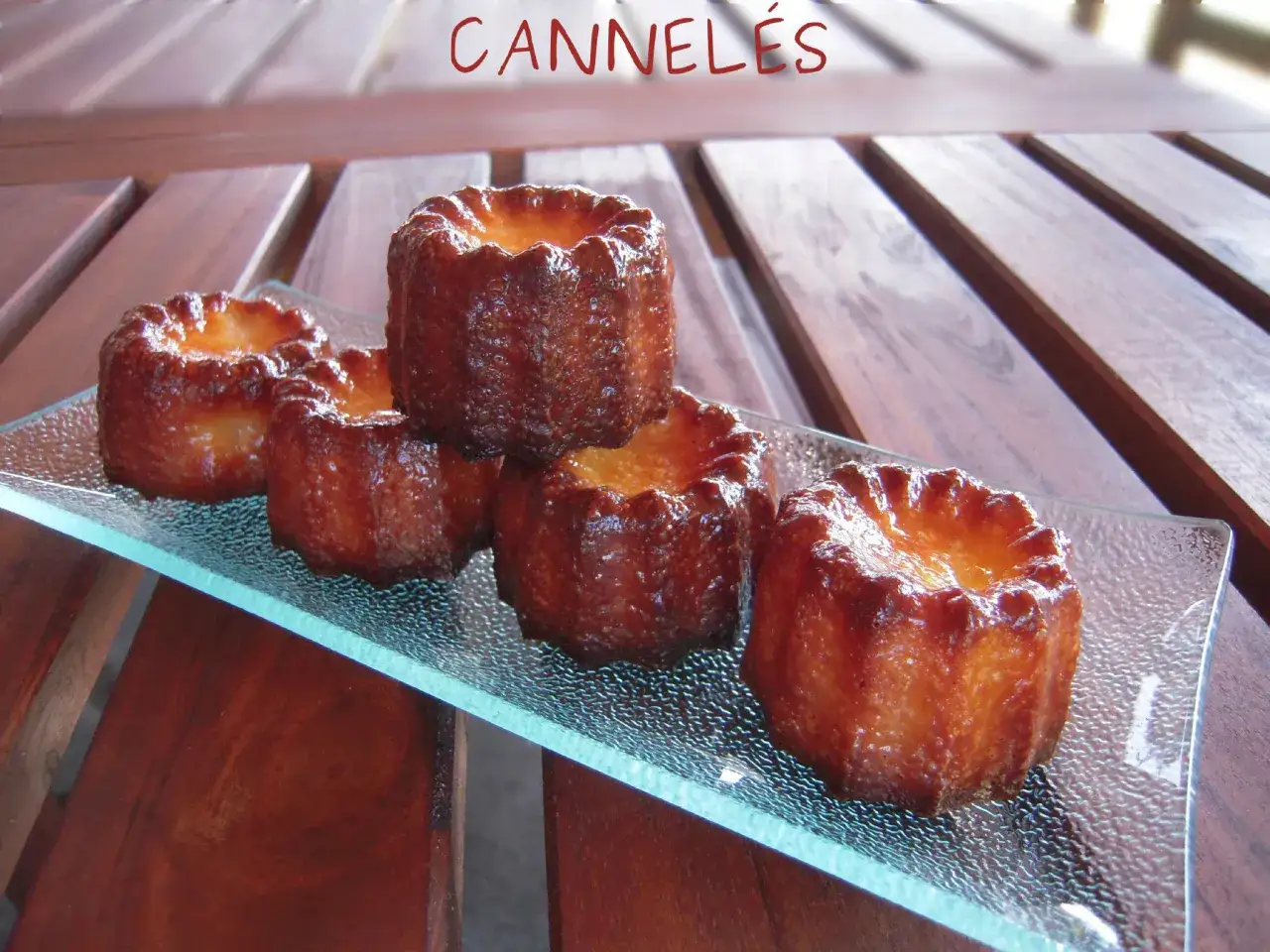 Cinq cannel&eacute;s dor&eacute;s, tout juste sortis du moule silicone, pr&ecirc;ts &agrave; &ecirc;tre d&eacute;gust&eacute;s. Le temps de cuisson est parfait pour cette texture caram&eacute;lis&eacute;e.