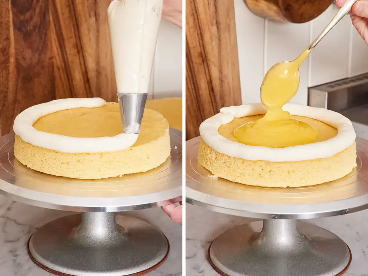 Préparation d'un layer cake : une bordure de crème est appliquée sur un biscuit, puis une garniture jaune est versée au centre.