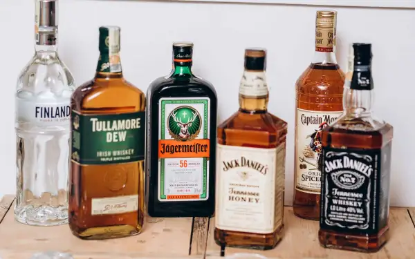 Plusieurs bouteilles d'alcool, dont du whisky, prêtes pour un digestif.