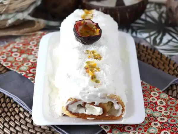 Bûche roulée recouverte d'une onctueuse crème noix de coco et de fruits de la passion. Un délice tropical !