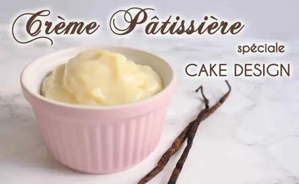 Crème pâtissière sans oeuf, spéciale cake design, onctueuse et vanillée, présentée dans un ramequin rose avec des gousses de vanille.