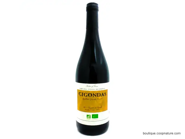 Bouteille de vin rouge Gigondas, cru des Côtes du Rhône, sur fond blanc.