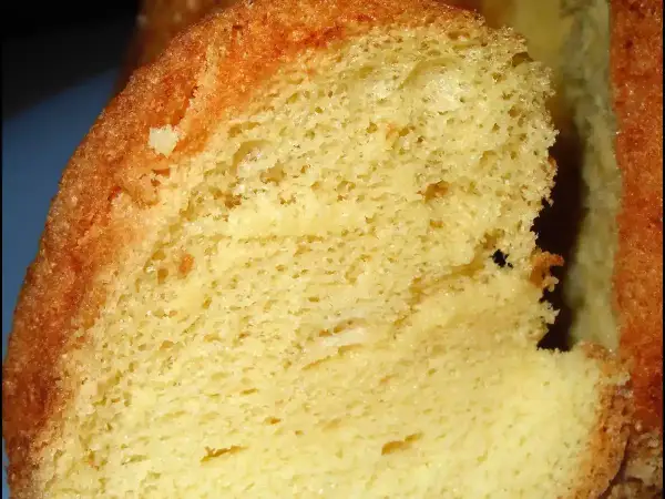 Texture aérienne d'un gâteau moelleux, parfait pour une recette de chiffon cake.