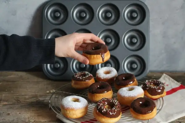 Délicieux donuts faits maison, prêts à être dégustés. Une recette facile avec un moule en silicone pour des pâtisseries parfaites.