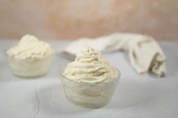 Crème fouettée au mascarpone, prête à être dégustée. Une recette simple pour un dessert onctueux.