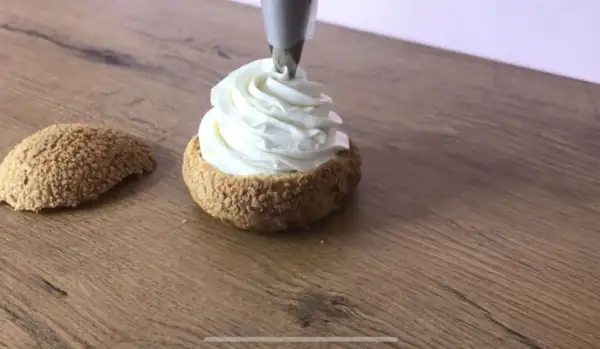 Garnissage d'une religieuse avec une délicieuse crème mascarpone vanille pour génoise.