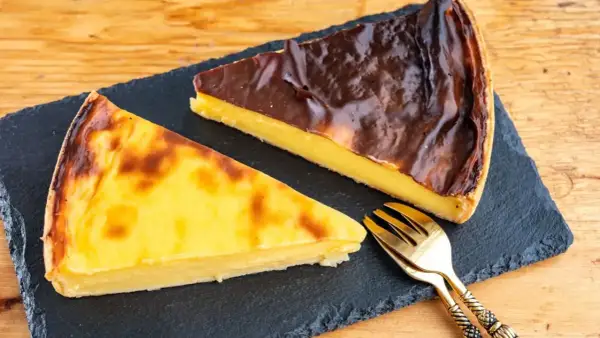 Deux parts de flan pâtissier, une au caramel, l'autre au chocolat, prêtes à être dégustées. Une recette flan sans pâte marmiton parfaite pour le dessert.