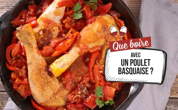 Un plat appétissant de poulet basquaise mijoté avec des poivrons rouges et des tomates. La question se pose : quel vin avec poulet basquaise ?