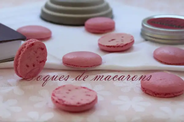 Coques roses de macarons, prêtes pour une recette gourmande.